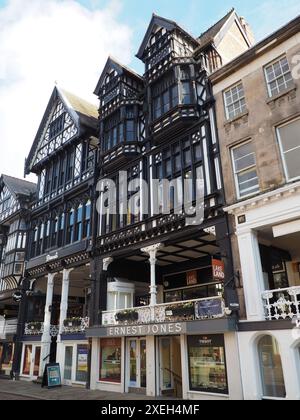 Earnest Jones le magasin de diamants et de montres de bijoux sur eastagate à Chester avec d'autres magasins dans la rue et dans la rangée ci-dessus Banque D'Images