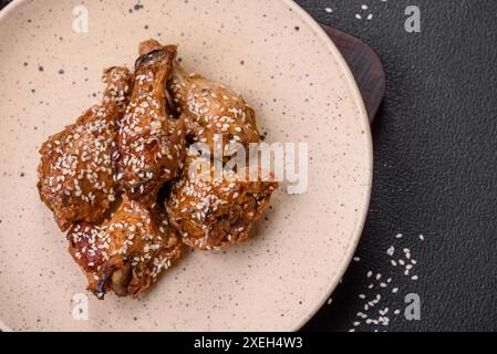 Délicieuses ailes de poulet grillées avec sel, épices et sauce teriyaki Banque D'Images