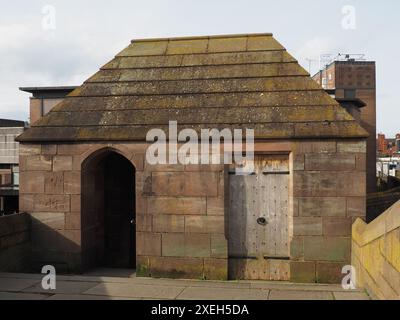 Tour sur les murs de la ville sur le pont Newgate à Chester traversant la rue Pepper dans le cantre de la ville Banque D'Images