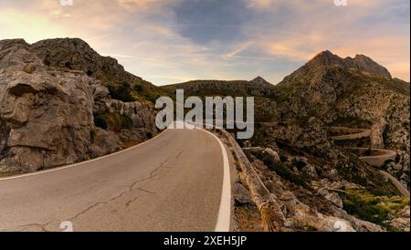 Vue sur la célèbre route des serpents menant du col de Coll de Reis à sa Calobra dans le paysage accidenté de Northern Mall Banque D'Images