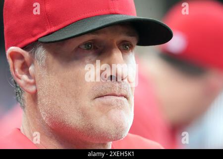 Louis, États-Unis. 27 juin 2024. David Bell, le manager des Cincinnati Reds, regarde son équipe affronter les nouveaux Louis Cardinals au Busch Stadium à la réception Louis le jeudi 27 juin 2024. Photo de Bill Greenblatt/UPI crédit : UPI/Alamy Live News Banque D'Images