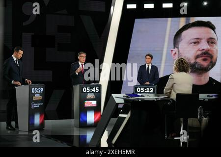 Premier secrétaire du Parti socialiste de gauche (PS) et député Olivier Faure (2L), Jordan Bardella (G), président du parti d’extrême droite rassemblement National (RN) et eurodéputé principal français, et le premier ministre français Gabriel Attal (2R) se tiennent devant un écran montrant une photo du président ukrainien Volodymyr Zelensky alors qu’ils participent à un débat politique diffusé sur la chaîne de télévision française France 2 In Paris le 27 juin 2024, à la veille des élections anticipées de la France pour une nouvelle Assemblée nationale. Photo Dimitar Dilkoff/Pool/ABACAPRESS. COM Banque D'Images