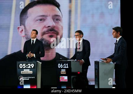 Premier secrétaire du Parti socialiste de gauche (PS) et député Olivier Faure (C), Jordan Bardella (G), président du parti d’extrême droite rassemblement National (RN) et eurodéputé principal français, et Gabriel Attal, premier ministre français, se tiennent devant un écran montrant une photo du président ukrainien Volodymyr Zelensky alors qu’ils participent à un débat politique diffusé sur la chaîne de télévision française France 2 à Paris le 27 juin 2024, à la veille des élections anticipées en France pour une nouvelle Assemblée nationale. Photo Dimitar Dilkoff/Pool/ABACAPRESS. COM Banque D'Images