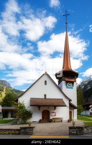 Église à Kandersteg, montagnes, Suisse Banque D'Images