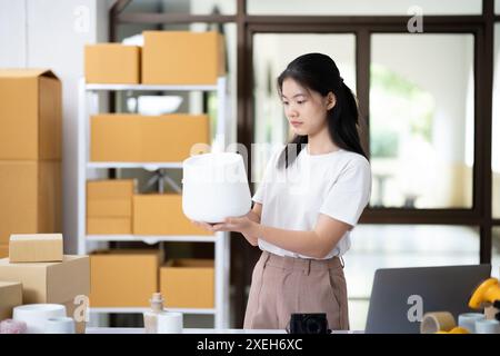 Entrepreneur effectuant le contrôle de la qualité des produits dans Workspace Banque D'Images