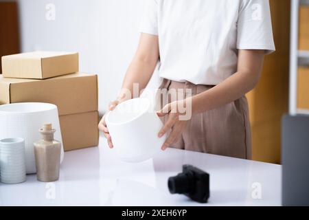 Entrepreneur effectuant le contrôle de la qualité des produits dans Workspace Banque D'Images