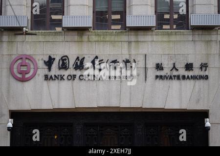 Hong Kong, Chine. 26 juin 2024. Logo de la société signé par une banque commerciale à participation majoritaire chinoise, Bank of China, vu à l'extérieur de son bâtiment à Hong Kong. Crédit : SOPA images Limited/Alamy Live News Banque D'Images