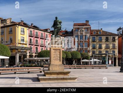 Vue sur la place Plaza Mayor et le monument Carlos III dans le centre historique de Burgos Banque D'Images