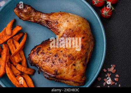 Cuisse ou quartier de poulet grillé délicieux avec sel et épices Banque D'Images