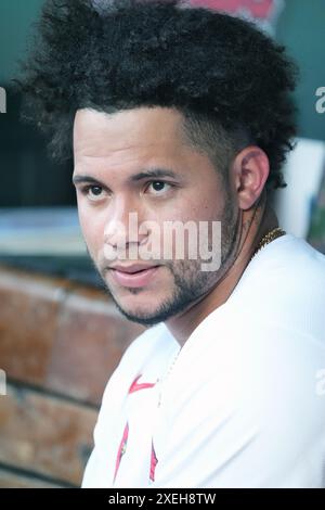 Louis, États-Unis. 27 juin 2024. Louis Cardinals désigné frappeur Willson Contreras est assis dans la dugout en attendant de battre contre les Reds de Cincinnati en troisième manche au Busch Stadium à gagnant Louis le jeudi 27 juin 2024. Photo de Bill Greenblatt/UPI crédit : UPI/Alamy Live News Banque D'Images