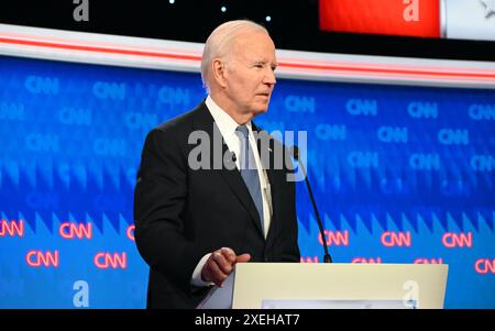 Atlanta, États-Unis. 27 juin 2024. Le président des États-Unis Joe Biden (illustré) et l'ancien président des États-Unis Donald J. Trump (non illustré) participent au premier débat présidentiel aux studios CNN à Atlanta, en Géorgie, aux États-Unis, le 27 juin 2024. Le débat présidentiel de CNN de 2024, jeudi soir, est la première fois dans l'histoire des États-Unis qu'un président actuel et ancien se sont rencontrés lors d'un débat et le débat a été le premier affrontement dans l'histoire des États-Unis. Crédit : SOPA images Limited/Alamy Live News Banque D'Images