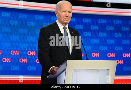 Atlanta, États-Unis. 27 juin 2024. Le président des États-Unis Joe Biden (illustré) et l'ancien président des États-Unis Donald J. Trump (non illustré) participent au premier débat présidentiel aux studios CNN à Atlanta, en Géorgie, aux États-Unis, le 27 juin 2024. Le débat présidentiel de CNN de 2024, jeudi soir, est la première fois dans l'histoire des États-Unis qu'un président actuel et ancien se sont rencontrés lors d'un débat et le débat a été le premier affrontement dans l'histoire des États-Unis. Crédit : SOPA images Limited/Alamy Live News Banque D'Images
