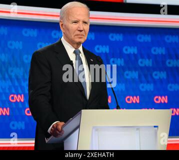 Atlanta, États-Unis. 27 juin 2024. Le président des États-Unis Joe Biden (illustré) et l'ancien président des États-Unis Donald J. Trump (non illustré) participent au premier débat présidentiel aux studios CNN à Atlanta, en Géorgie, aux États-Unis, le 27 juin 2024. Le débat présidentiel de CNN de 2024, jeudi soir, est la première fois dans l'histoire des États-Unis qu'un président actuel et ancien se sont rencontrés lors d'un débat et le débat a été le premier affrontement dans l'histoire des États-Unis. Crédit : SOPA images Limited/Alamy Live News Banque D'Images
