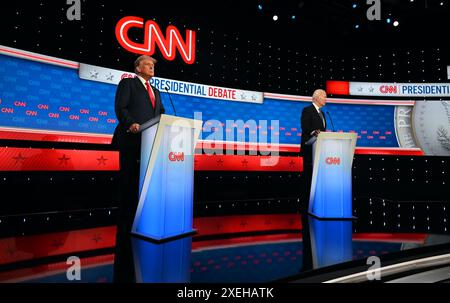 Atlanta, États-Unis. 27 juin 2024. Le président des États-Unis Joe Biden (à droite) et l'ancien président des États-Unis Donald J. Trump (à gauche) participent au premier débat présidentiel aux studios CNN à Atlanta, en Géorgie, aux États-Unis, le 27 juin 2024. Le débat présidentiel de CNN de 2024, jeudi soir, est la première fois dans l'histoire des États-Unis qu'un président actuel et ancien se sont rencontrés lors d'un débat et le débat a été le premier affrontement dans l'histoire des États-Unis. Crédit : SOPA images Limited/Alamy Live News Banque D'Images