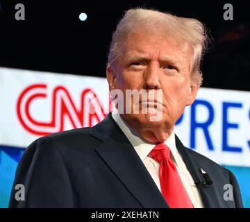 Atlanta, États-Unis. 27 juin 2024. Le président des États-Unis Joe Biden (non représenté) et l'ancien président des États-Unis Donald J. Trump (représenté) participent au premier débat présidentiel aux studios CNN à Atlanta, en Géorgie, aux États-Unis, le 27 juin 2024. Le débat présidentiel de CNN de 2024, jeudi soir, est la première fois dans l'histoire des États-Unis qu'un président actuel et ancien se sont rencontrés lors d'un débat et le débat a été le premier affrontement dans l'histoire des États-Unis. Crédit : SOPA images Limited/Alamy Live News Banque D'Images