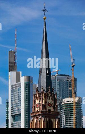 Tour de l'église de l'Épiphanie devant des gratte-ciel, Francfort-sur-le-main, Allemagne Banque D'Images