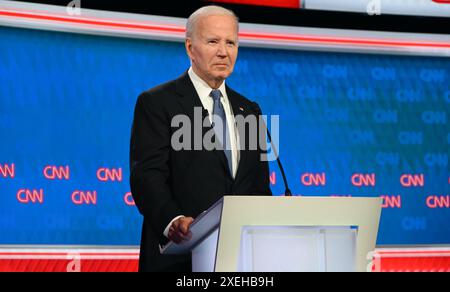 Atlanta, États-Unis. 27 juin 2024. Le président des États-Unis Joe Biden (illustré) et l'ancien président des États-Unis Donald J. Trump (non illustré) participent au premier débat présidentiel aux studios CNN à Atlanta, en Géorgie, aux États-Unis, le 27 juin 2024. Le débat présidentiel de CNN de 2024, jeudi soir, est la première fois dans l'histoire des États-Unis qu'un président actuel et ancien se sont rencontrés lors d'un débat et le débat a été le premier affrontement dans l'histoire des États-Unis. (Photo de Kyle Mazza/SOPA images/SIPA USA) crédit : SIPA USA/Alamy Live News Banque D'Images