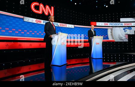 Atlanta, États-Unis. 27 juin 2024. Le président des États-Unis Joe Biden (à droite) et l'ancien président des États-Unis Donald J. Trump (à gauche) participent au premier débat présidentiel aux studios CNN à Atlanta, en Géorgie, aux États-Unis, le 27 juin 2024. Le débat présidentiel de CNN de 2024, jeudi soir, est la première fois dans l'histoire des États-Unis qu'un président actuel et ancien se sont rencontrés lors d'un débat et le débat a été le premier affrontement dans l'histoire des États-Unis. (Photo de Kyle Mazza/SOPA images/SIPA USA) crédit : SIPA USA/Alamy Live News Banque D'Images
