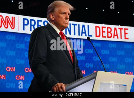 Atlanta, États-Unis. 27 juin 2024. Le président des États-Unis Joe Biden (non représenté) et l'ancien président des États-Unis Donald J. Trump (représenté) participent au premier débat présidentiel aux studios CNN à Atlanta, en Géorgie, aux États-Unis, le 27 juin 2024. Le débat présidentiel de CNN de 2024, jeudi soir, est la première fois dans l'histoire des États-Unis qu'un président actuel et ancien se sont rencontrés lors d'un débat et le débat a été le premier affrontement dans l'histoire des États-Unis. (Photo de Kyle Mazza/SOPA images/SIPA USA) crédit : SIPA USA/Alamy Live News Banque D'Images
