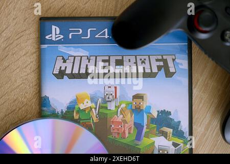 KIEV, UKRAINE - 26 JUIN 2024 Minecraft PS4 boîte de disque de jeu vidéo pour console de jeu. Gros plan sur les disques de jeux vidéo populaires Banque D'Images