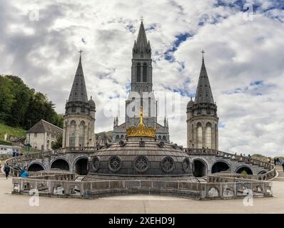 Vue sur le Sanctuaire de notre-Dame de Lourdes dans les contreforts pyrénéens de France Banque D'Images