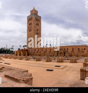 Vue sur la mosquée Kutubiyya dans l'ancien quartier de la médina du centre-ville de Marrakech Banque D'Images