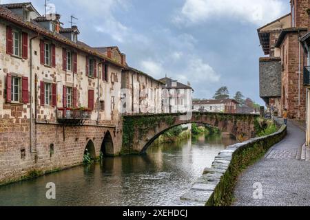 Vue sur la vieille ville de Saint-Jean-pied-de-Port avec le pont de pierre sur la rivière Nive Banque D'Images