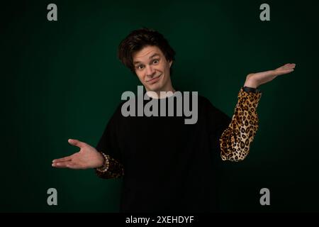 Homme en chemise noire tenant les mains Banque D'Images