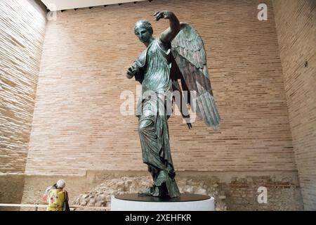 Ancienne statue romaine en bronze Vittoria alata di Brescia (victoire ailée de Brescia) du III BC ou I AC siècle à Tempio Capitolino di Brescia (Temple Banque D'Images