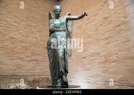 Ancienne statue romaine en bronze Vittoria alata di Brescia (victoire ailée de Brescia) du III BC ou I AC siècle à Tempio Capitolino di Brescia (Temple Banque D'Images