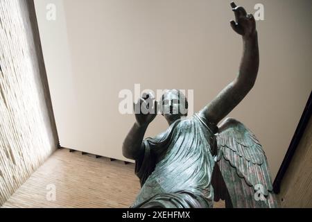 Ancienne statue romaine en bronze Vittoria alata di Brescia (victoire ailée de Brescia) du III BC ou I AC siècle à Tempio Capitolino di Brescia (Temple Banque D'Images