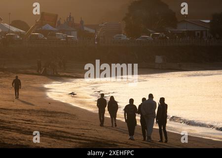 Les gens marchent au coucher du soleil sur la plage de te Ti Bay à Waitangi, Bay of Islands, Nouvelle-Zélande Banque D'Images