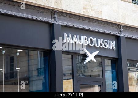 Bordeaux , France - 06 23 2024 : Mauboussin signe logo boutique et texte marque mur avant façade chaîne magasin mode vêtements boutique entrée juif français Banque D'Images