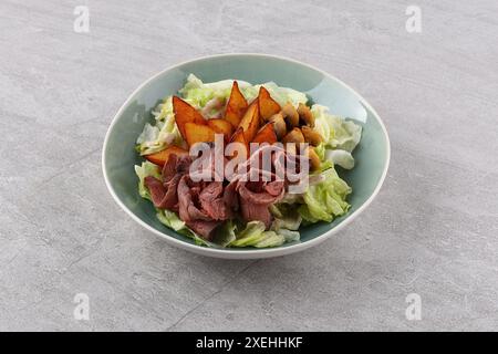 Salade de bœuf, salade épicée de bœuf rôti, cuisine thaïlandaise, plat épicé de salade de bœuf thaïlandais. Banque D'Images