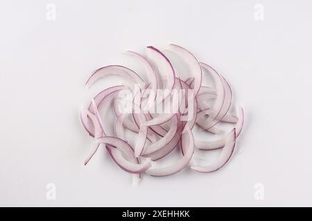 Collection d'oignons rouges, isolé sur fond blanc Banque D'Images