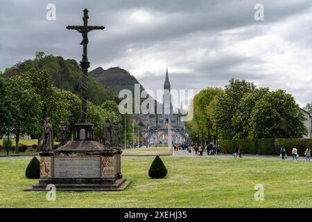 Vue sur le Sanctuaire de notre-Dame de Lourdes dans les contreforts pyrénéens de France Banque D'Images