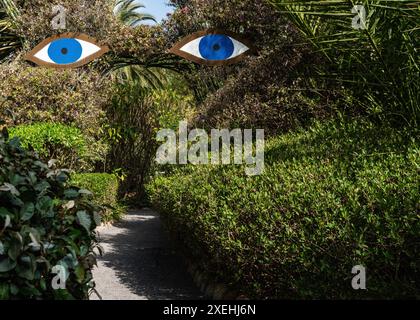 Vue détaillée des œuvres d'art dans les magnifiques jardins Anima à Marrakech Banque D'Images