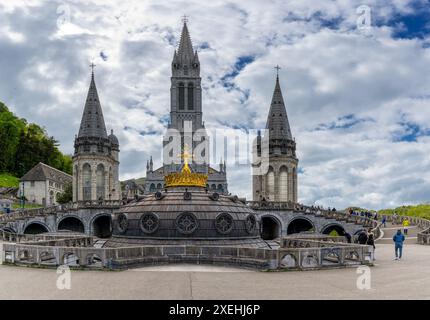 Vue sur le Sanctuaire de notre-Dame de Lourdes dans les contreforts pyrénéens de France Banque D'Images