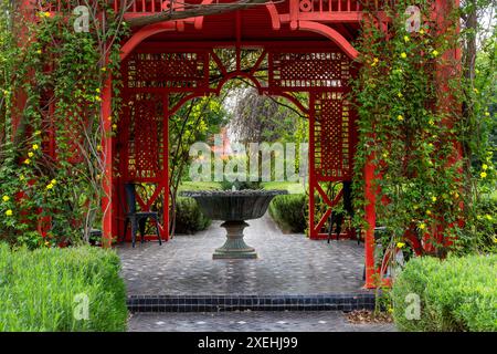 Fontaine et gazebo rouge au coeur du jardin Anima à Marrakech Banque D'Images