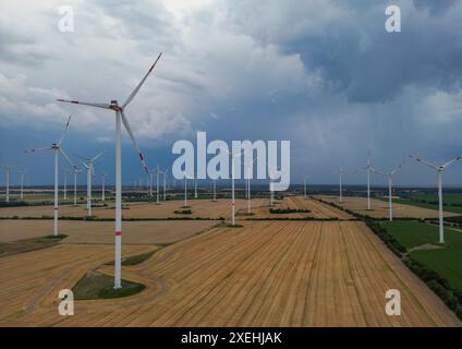 Sieversdorf, Allemagne. 27 juin 2024. Les nuages sombres d'un orage approchant passent au-dessus du parc éolien 'Odervorland' dans le district d'Oder-Spree dans l'est du Brandebourg (vue aérienne avec un drone). Crédit : Patrick Pleul/dpa/Alamy Live News Banque D'Images