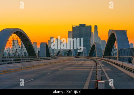 Vue captivante sur l'emblématique pont de la 6e rue à Los Angeles au coucher du soleil, avec l'architecture dynamique de la ville silhouette contre les teintes chaudes de t Banque D'Images