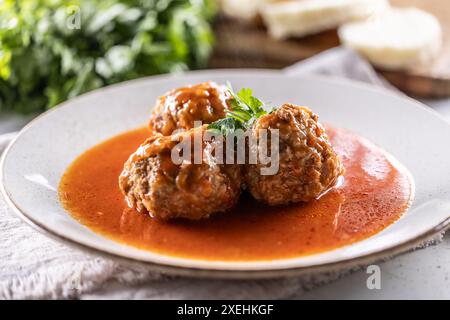 Boulettes de viande italiennes traditionnelles avec sauce tomate et persil. Banque D'Images