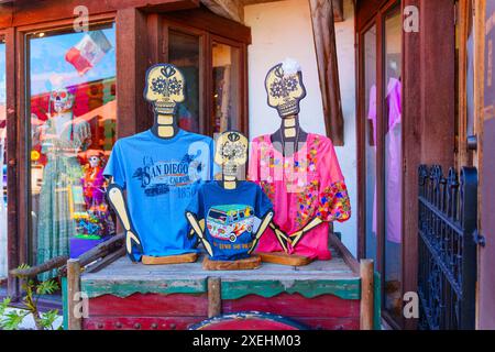 San Diego, Californie - 16 avril 2024 : trois mannequins squelette style Santa Muerte habillés de vêtements colorés et de t-shirts souvenirs, exposés ou Banque D'Images