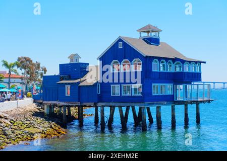 San Diego, Californie - 16 avril 2024 : Blue House on pilotis café au-dessus de l'eau avec fond de ciel clair dans Seaport Village de San Diego. Banque D'Images