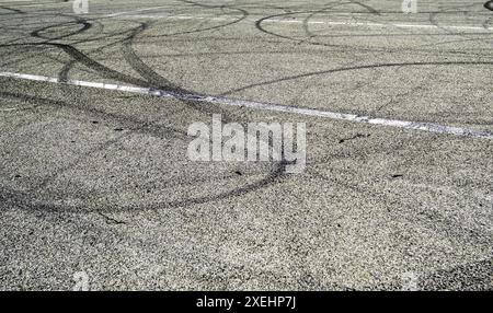 Détail des marques de pneus brûlés sur l'asphalte, patin Banque D'Images