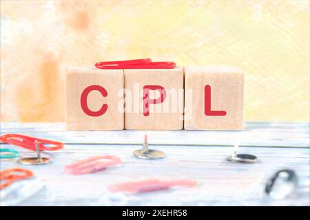 CPL coût par mot principal écrit il est fait de cubes en bois sur un fond coloré Banque D'Images