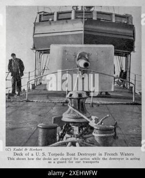 Pont d'un destroyer de torpilleur américain dans les eaux françaises ceci montre comment les ponts sont dégagés pour l'action tandis que le destroyer agit comme un garde pour nos transports de chasse au requin allemand : The American Navy in the Underseas War by Whitaker, Herman, 1867-1919 publié en 1918 Éditeur New York : The Century Co. Banque D'Images