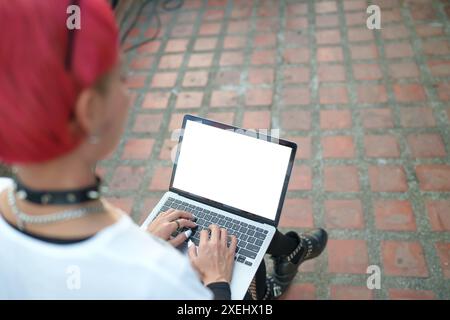 Gen z fille mode en cuir avec femme asiatique punk travaillant à distance sur ordinateur portable nomade numérique en Thaïlande Banque D'Images