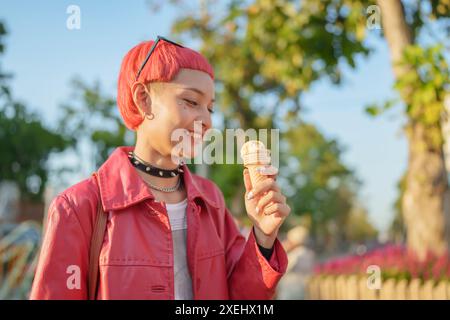 Traveler Gen z Girl mode en cuir avec la femme asiatique punk touriste de la ville locale Asie du Sud-est voyage appréciant la crème glacée dans summ Banque D'Images