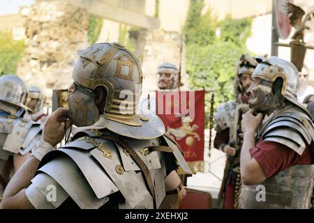 Des reconstituteurs enthousiastes habillés en légionnaires romains se produisent au Forum romain de Mérida, en Espagne. Les costumes détaillés et le cadre historique apportent un Banque D'Images